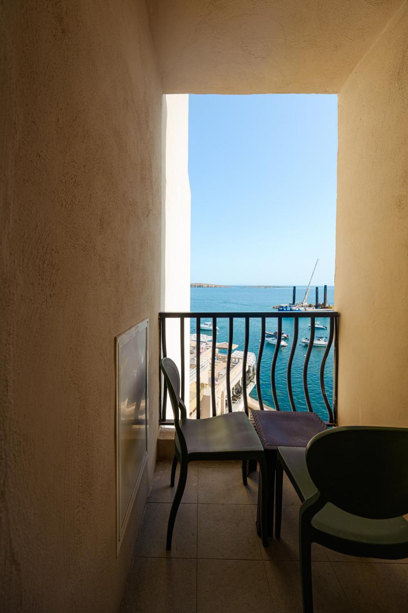 Camera Matrimoniale/Doppia con Letti Singoli con Vista Mare Parziale
